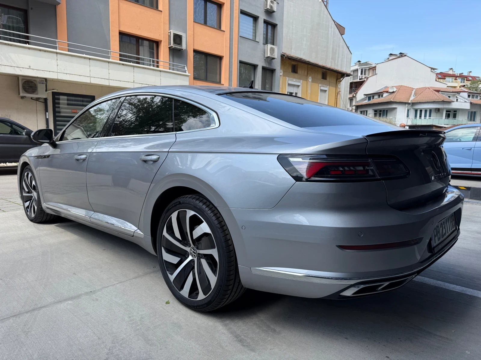 VW Arteon 2.0TDI* 4MOTION* R-LINE* 100хил.* В Гаранция до 20, снимка 2 - Автомобили и джипове - 44507811