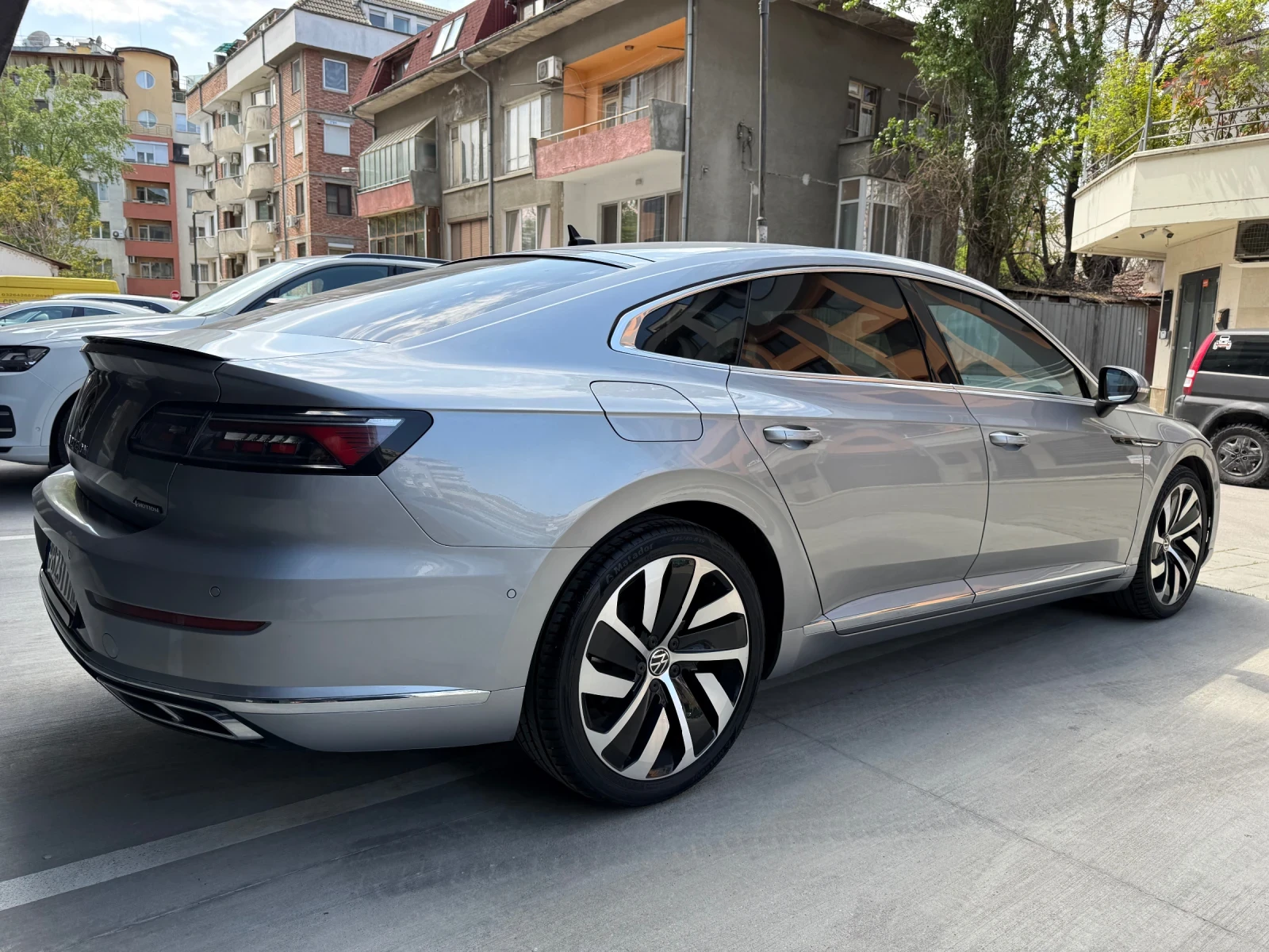 VW Arteon 2.0TDI* 4MOTION* R-LINE* 100хил.* В Гаранция до 20, снимка 4 - Автомобили и джипове - 44507811