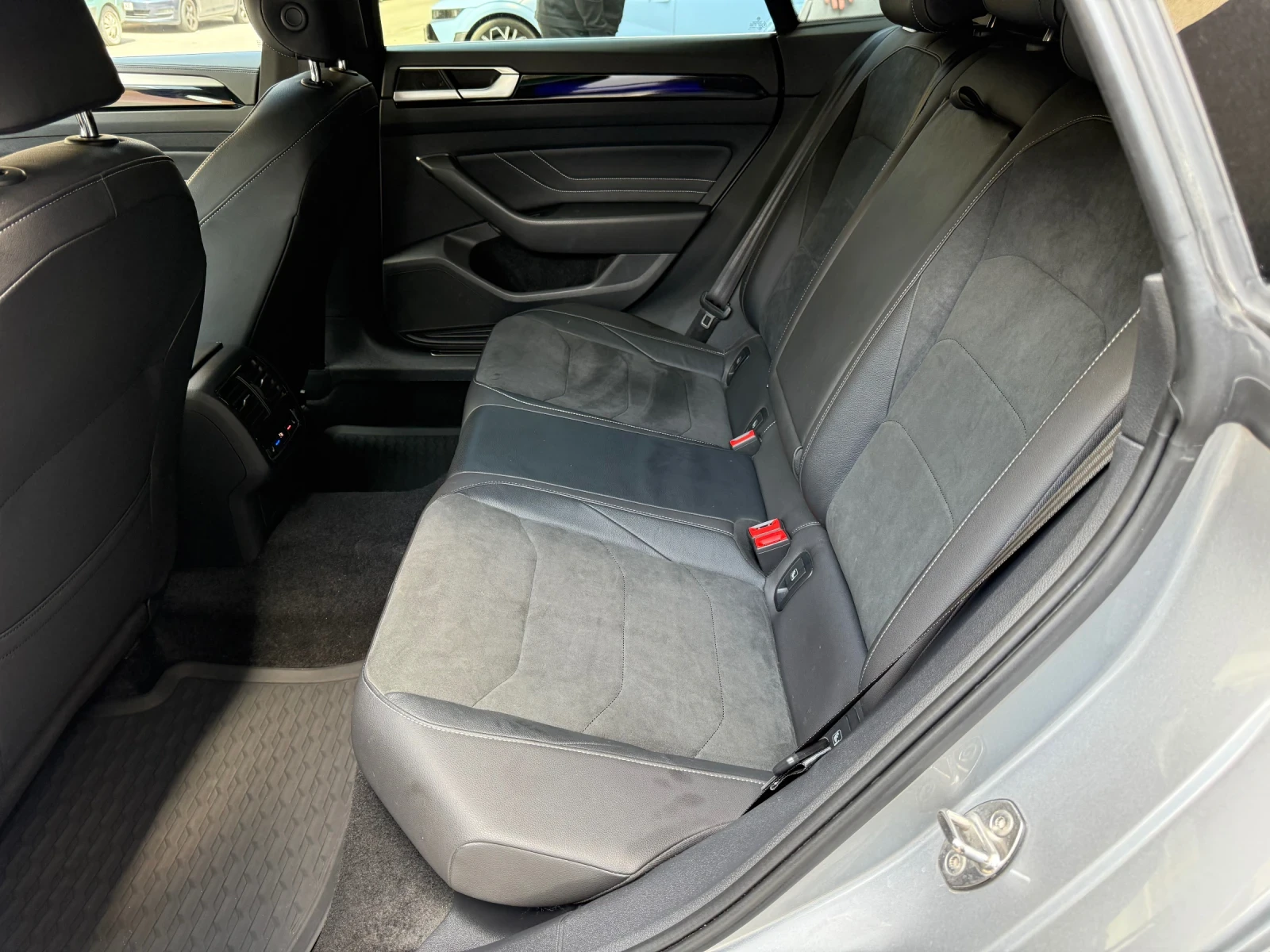 VW Arteon 2.0TDI* 4MOTION* R-LINE* 100хил.* В Гаранция до 20, снимка 7 - Автомобили и джипове - 44507811