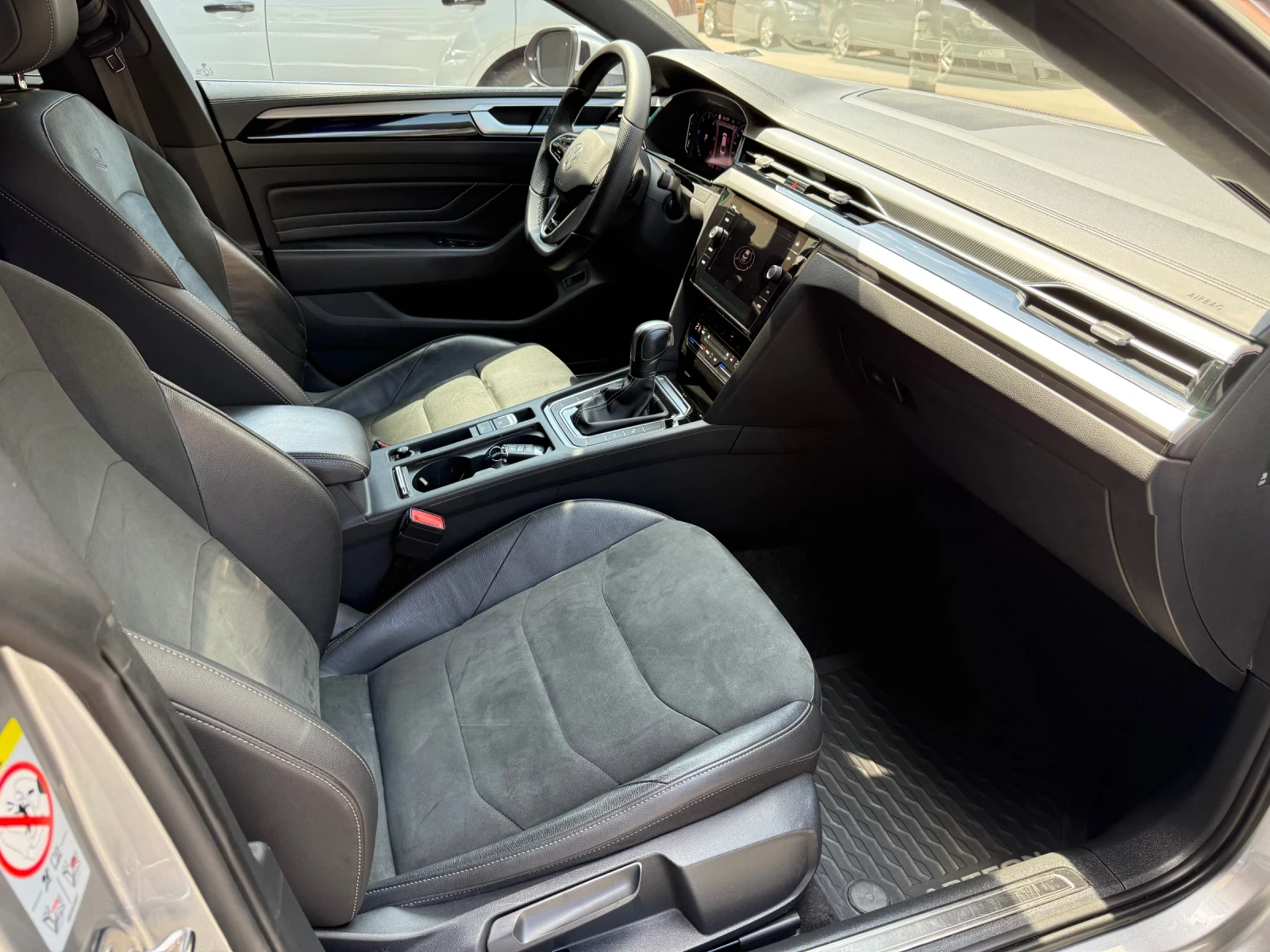 VW Arteon 2.0TDI* 4MOTION* R-LINE* 100хил.* В Гаранция до 20, снимка 6 - Автомобили и джипове - 44507811