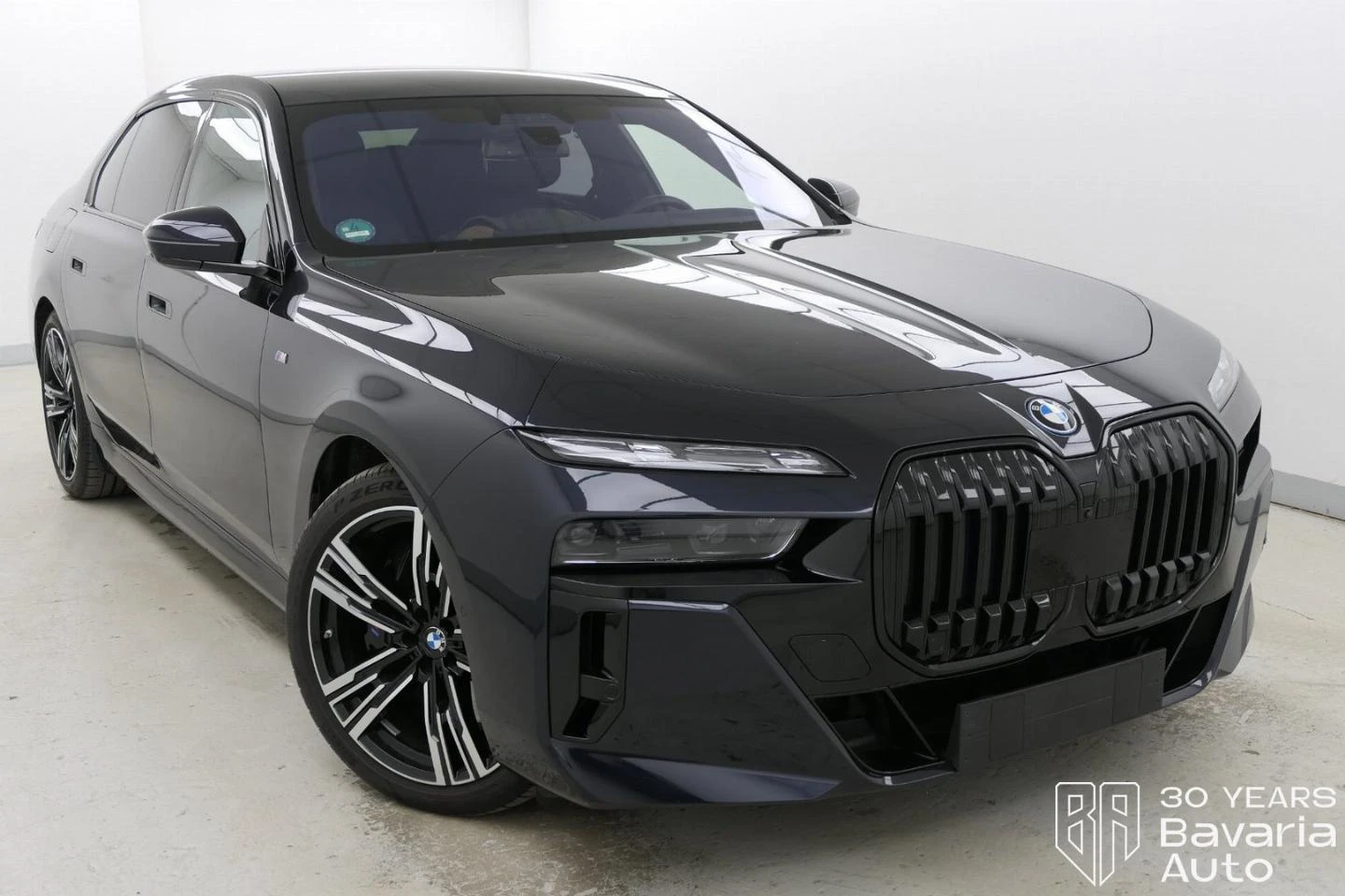 BMW 750 e xDrive M Sport Paket Steptronic - изображение 4