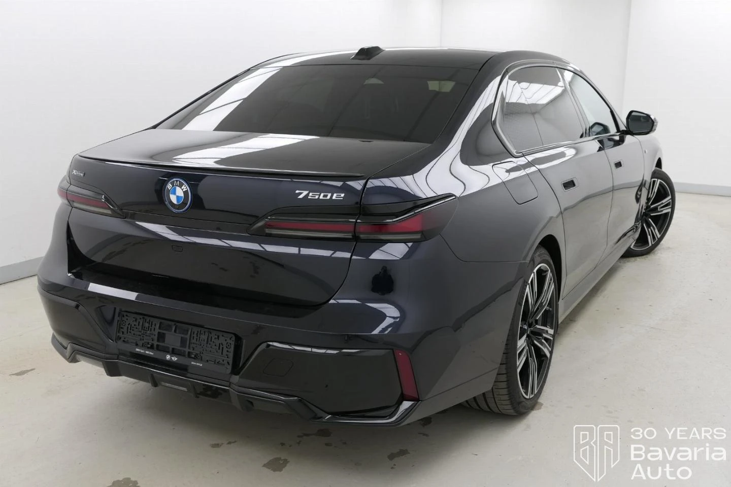 BMW 750 e xDrive M Sport Paket Steptronic - изображение 3