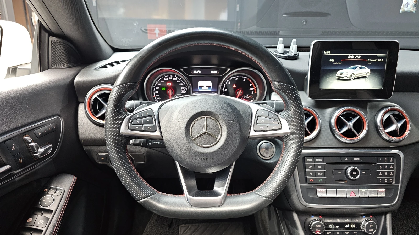 Mercedes-Benz CLA 220 ЛЮК* КРАЙНА ЦЕНА, снимка 13 - Автомобили и джипове - 55318857