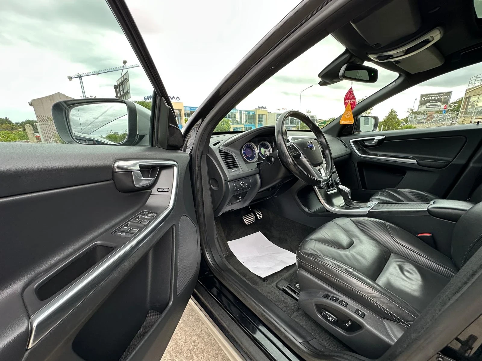 Volvo XC60 2.4D-4x4-R-DESIGN-СЕРВИЗНА ИСТОРИЯ - изображение 6