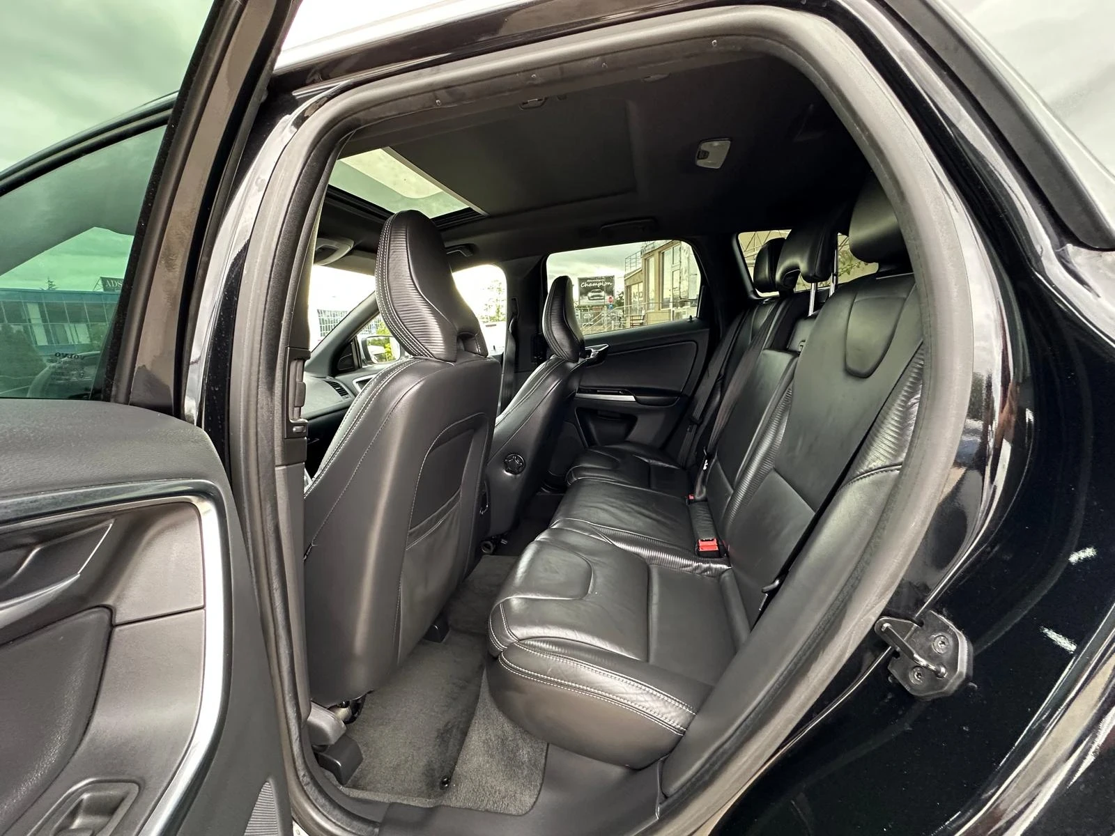 Volvo XC60 2.4D-4x4-R-DESIGN-СЕРВИЗНА ИСТОРИЯ - изображение 9