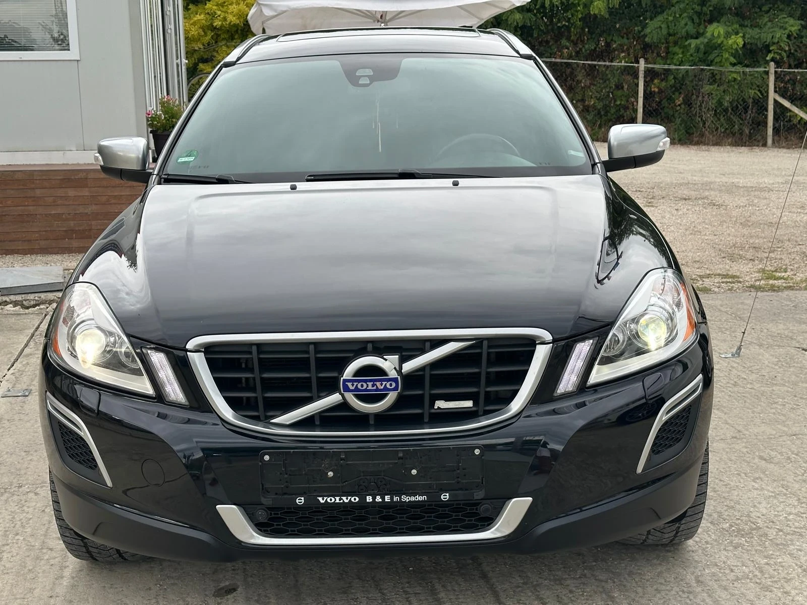 Volvo XC60 2.4D-4x4-R-DESIGN-СЕРВИЗНА ИСТОРИЯ - изображение 2