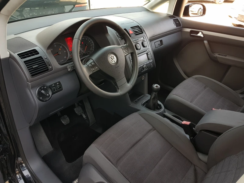 VW Touran 1.9 TDI-105 к.с. 6 скорости АВТОПИЛОТ, снимка 9 - Автомобили и джипове - 47290595