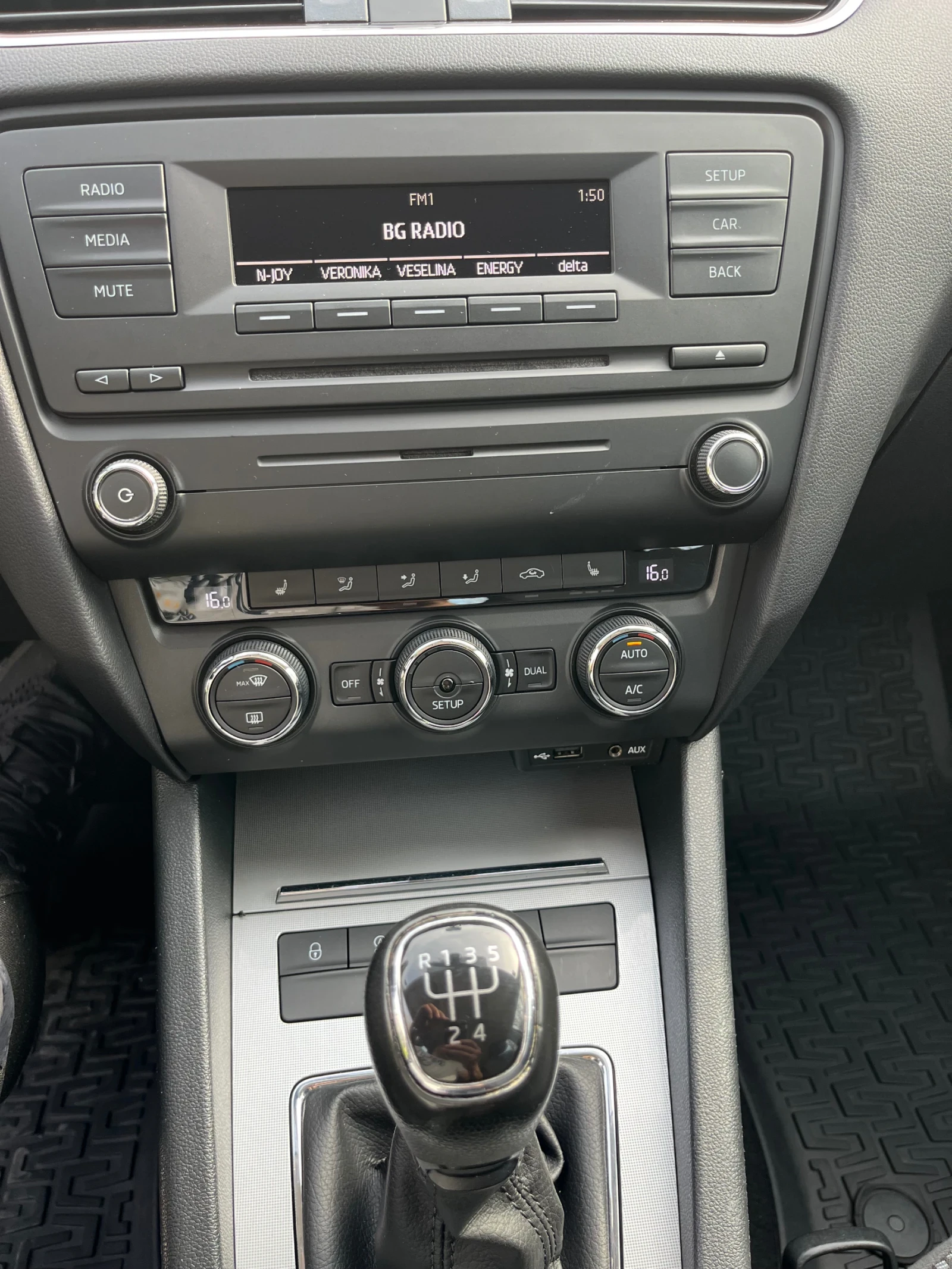 Skoda Octavia 1.6 TDI 105кс, снимка 11 - Автомобили и джипове - 54220420