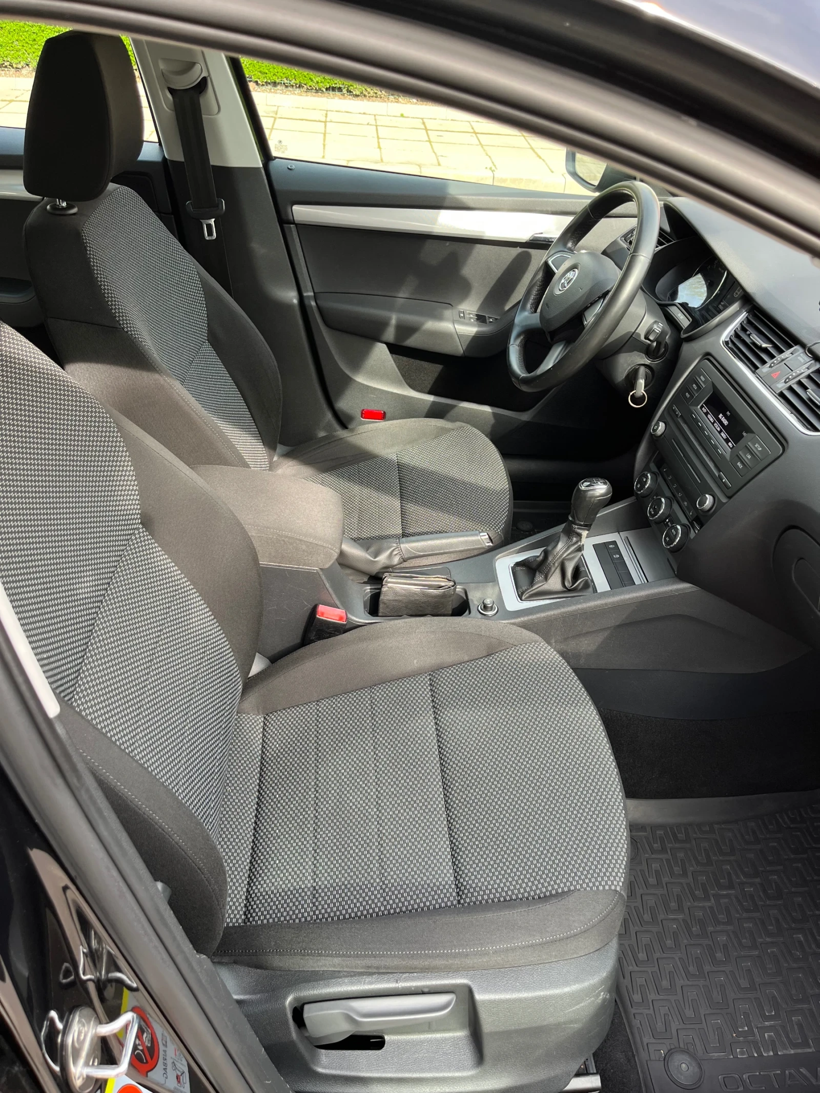 Skoda Octavia 1.6 TDI 105кс, снимка 9 - Автомобили и джипове - 54220420