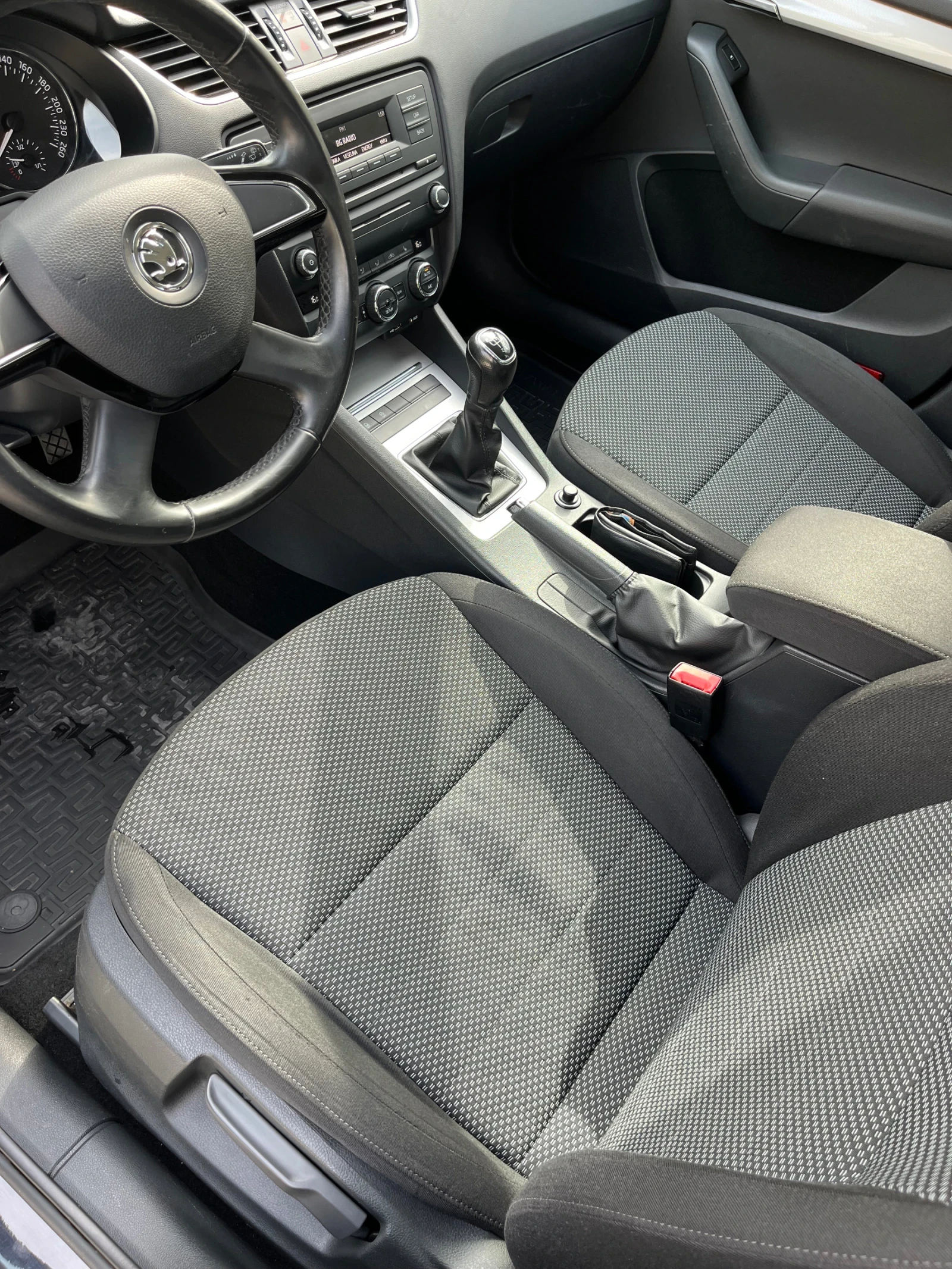 Skoda Octavia 1.6 TDI 105кс, снимка 10 - Автомобили и джипове - 54220420