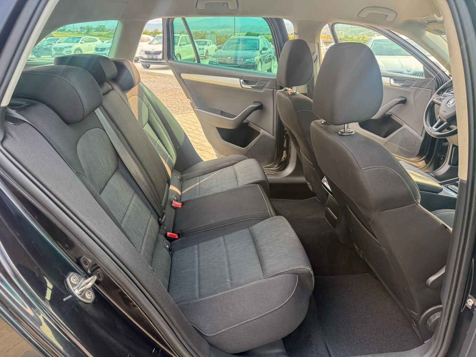 Skoda Superb 1.6 TDI 120 ks Собствен лизинг !!!, снимка 14 - Автомобили и джипове - 55003998