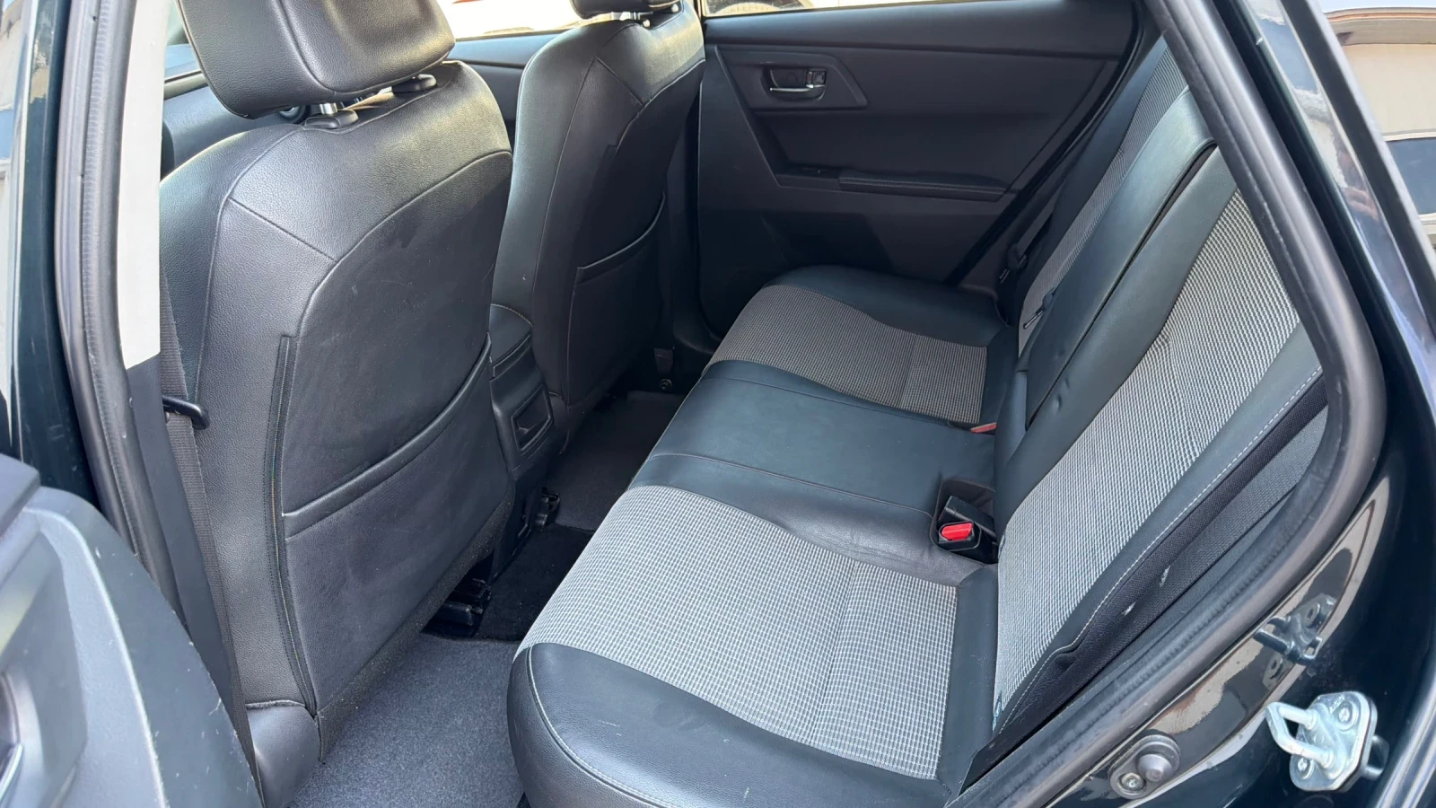 Toyota Auris 1.8i* Facelift Hybrid* Navi* Koja* Full* , снимка 8 - Автомобили и джипове - 55548693