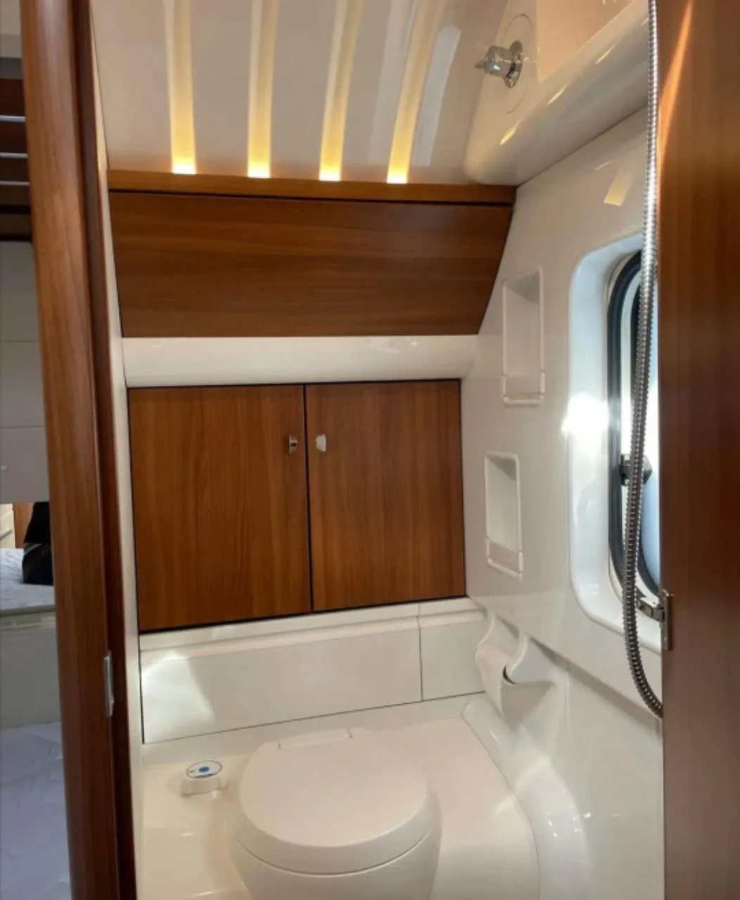 Каравана Hobby Premium 540, снимка 8 - Каравани и кемпери - 53872200