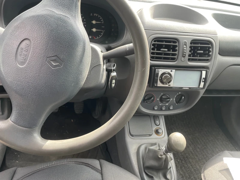 Renault Clio 1.2 бензин климатик без ръжди, снимка 8 - Автомобили и джипове - 47304260