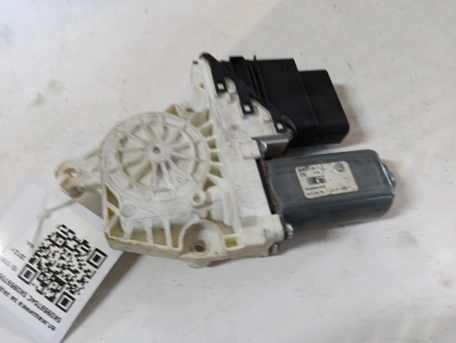 ел.машинка за задно дясно 5K0959704C 5K0959795  VW Golf