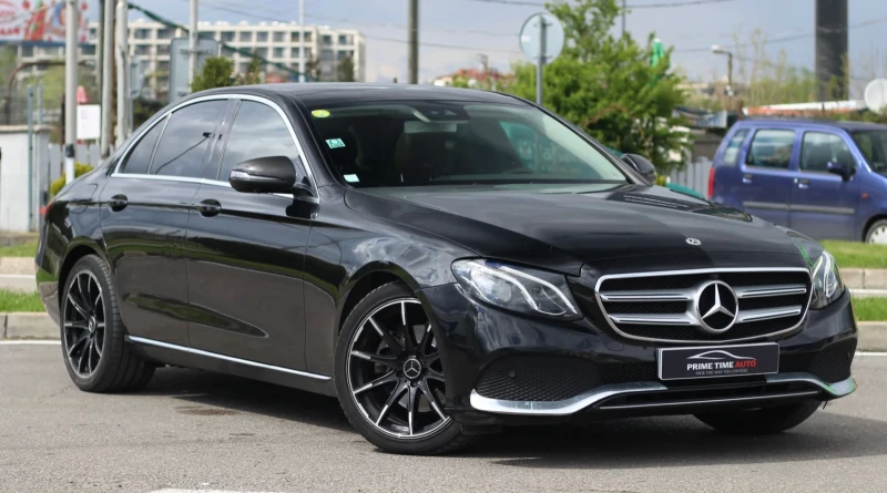 Mercedes-Benz E 220 AMG pack/Digital/Ambient/Burmester/Multibeam, снимка 3 - Автомобили и джипове - 49971142