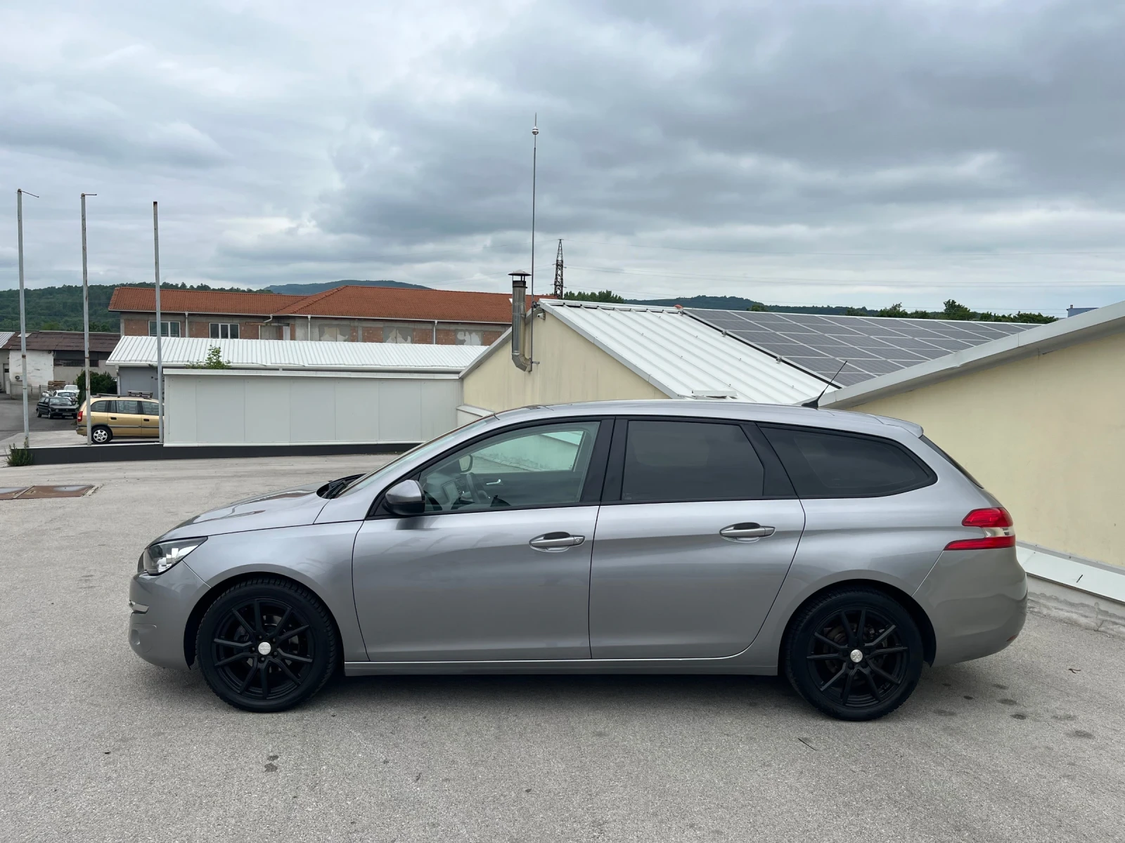 Peugeot 308 SW 1.6BlueHDI 99hp * Navi * LED * Bluetooth - изображение 2