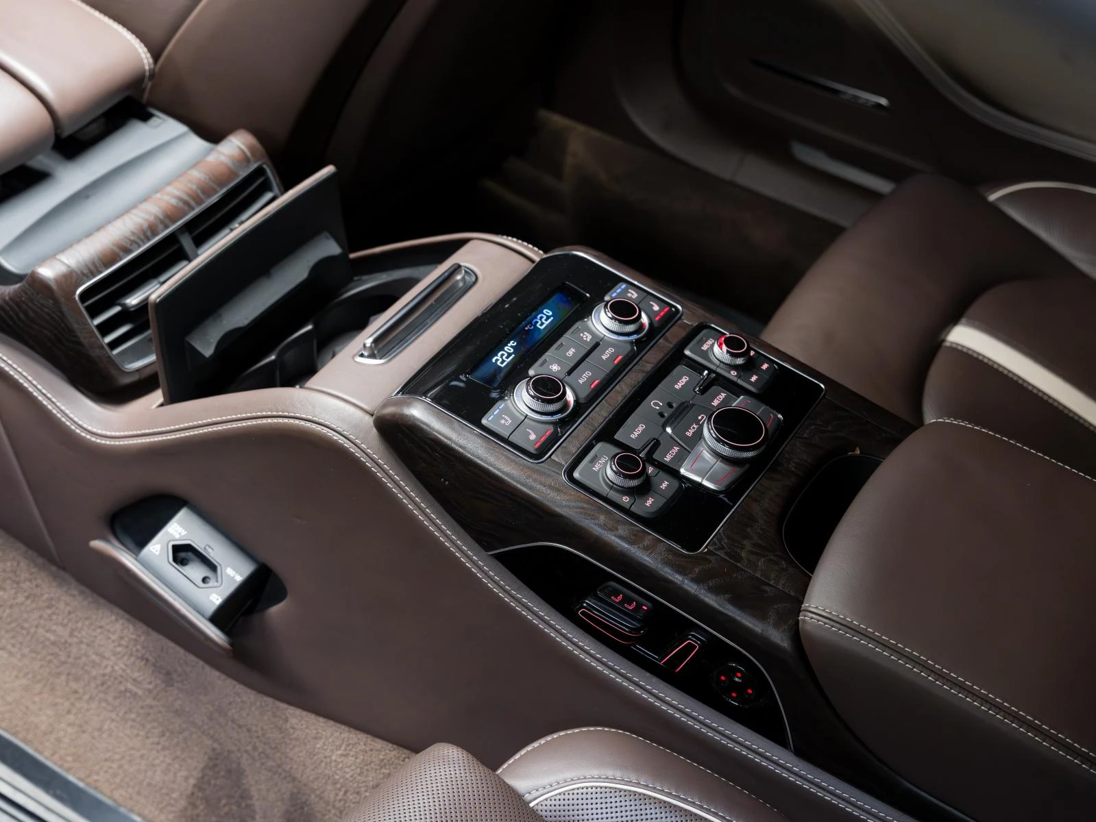 Audi A8 4.2 TDI* QUATTRO* BOSE* 3XTV* LONG* LED* ОБДУХВ* P, снимка 8 - Автомобили и джипове - 54206612