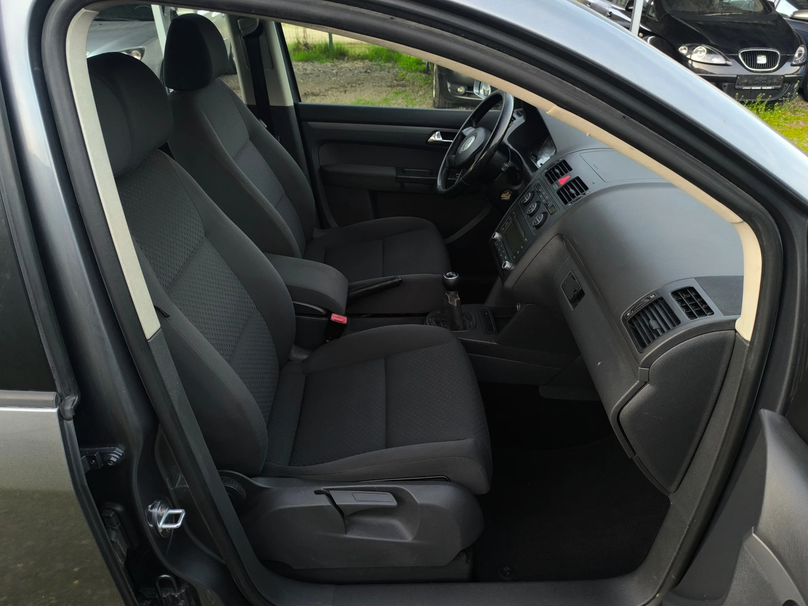 VW Touran -1.9TDI-105кс-6 скорости-КЛИМАТРОНИК-, снимка 16 - Автомобили и джипове - 54234434