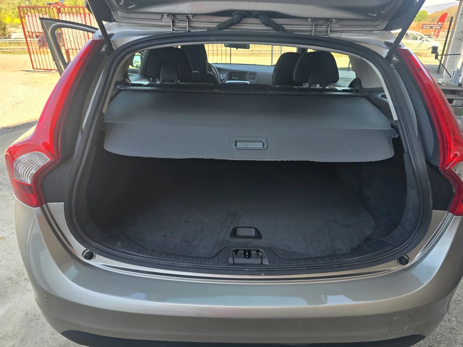 Volvo V60 1.6d, снимка 10 - Автомобили и джипове - 54319308