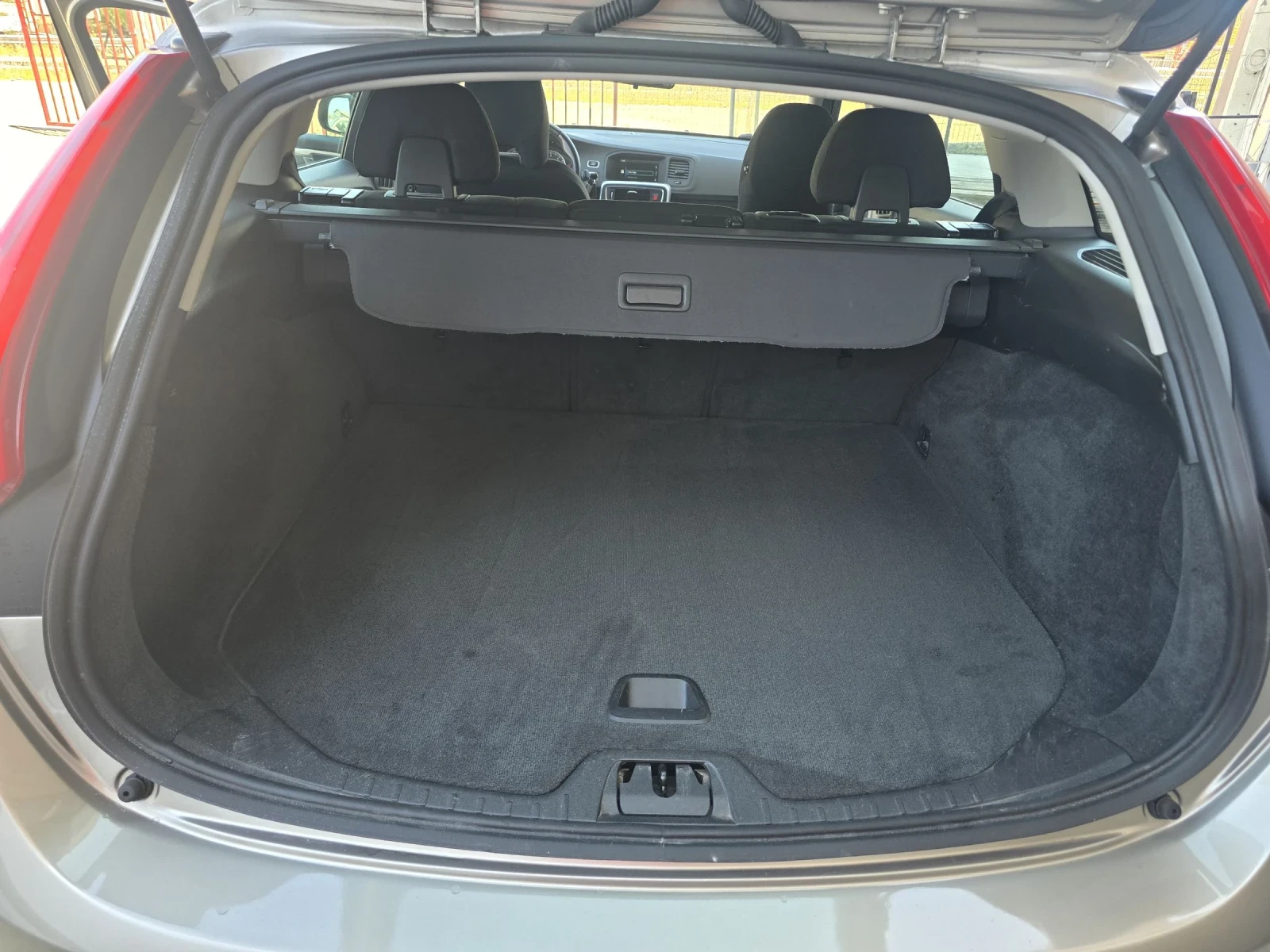 Volvo V60 1.6d, снимка 11 - Автомобили и джипове - 54319308