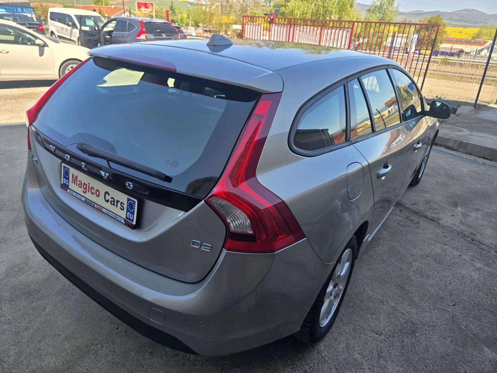 Volvo V60 1.6d, снимка 4 - Автомобили и джипове - 54319308