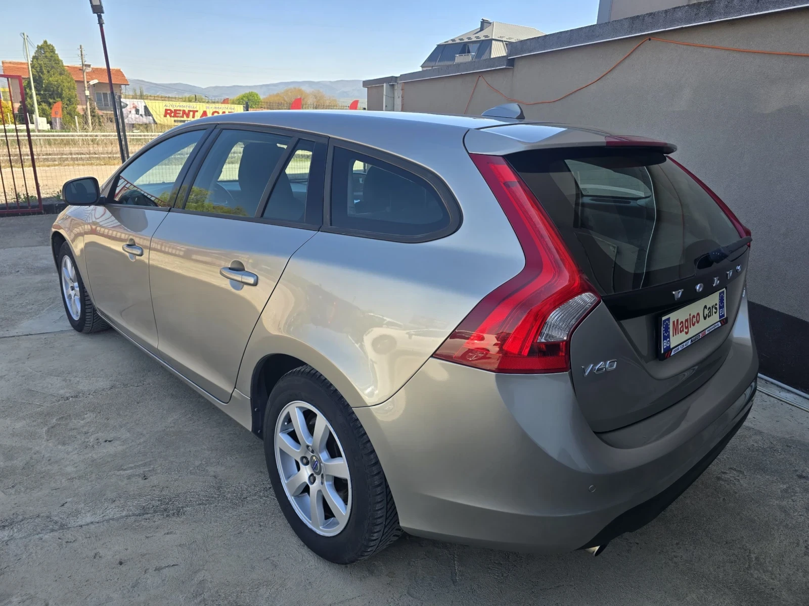 Volvo V60 1.6d, снимка 5 - Автомобили и джипове - 54319308