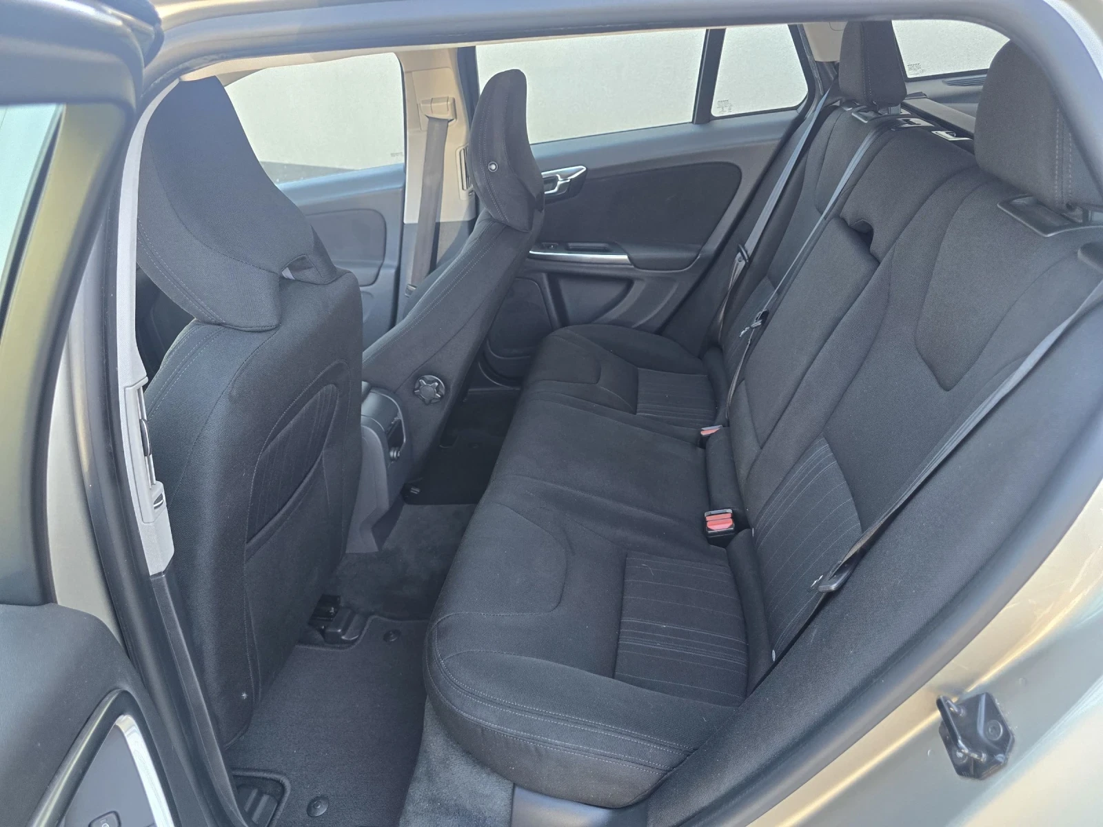 Volvo V60 1.6d, снимка 8 - Автомобили и джипове - 54319308