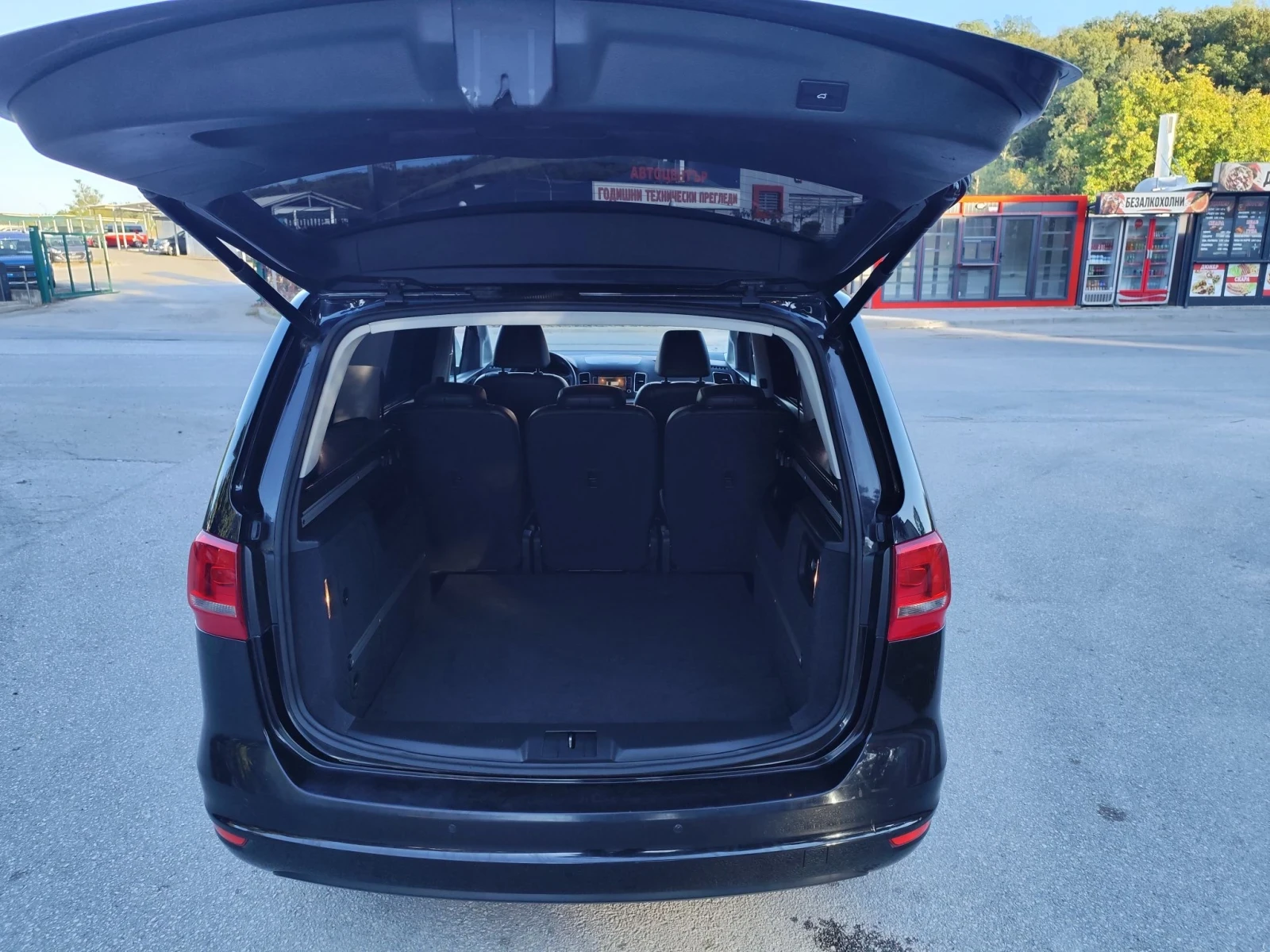 VW Sharan 2.0 TSI Highline Швейцария , снимка 12 - Автомобили и джипове - 56339840