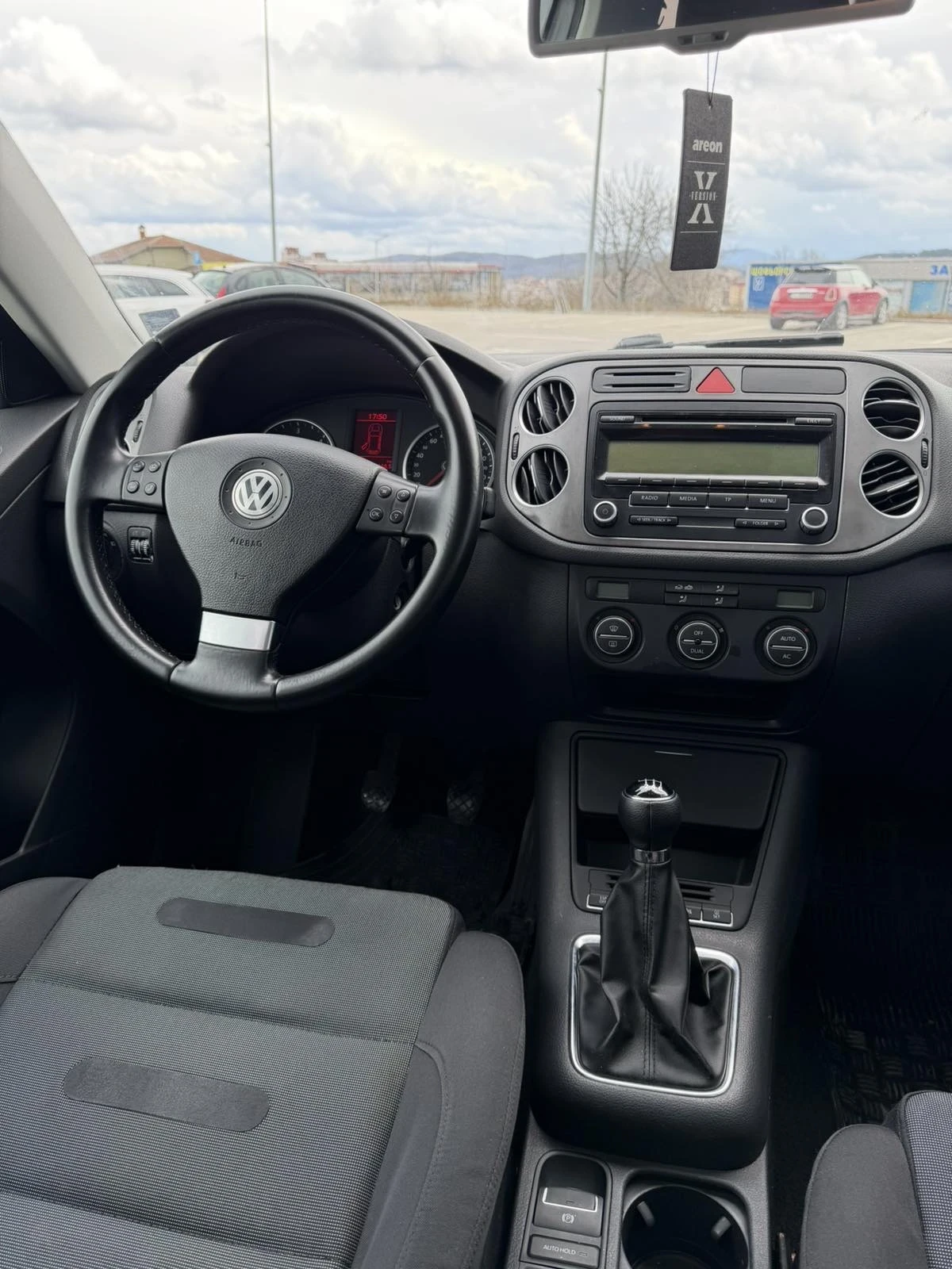 VW Tiguan 2.0 TDI 170, снимка 13 - Автомобили и джипове - 54006452