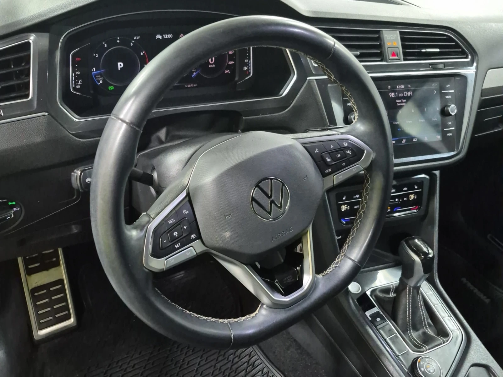 VW Tiguan * Comfortline R Line Black Edition * CARFAX * , снимка 9 - Автомобили и джипове - 56062863