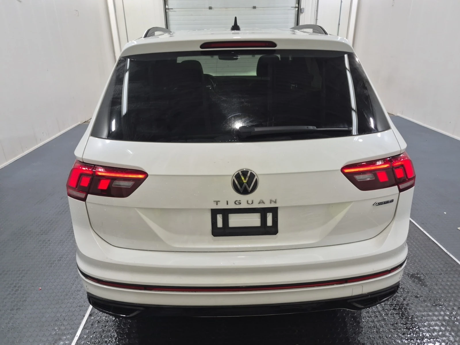 VW Tiguan * Comfortline R Line Black Edition * CARFAX * , снимка 4 - Автомобили и джипове - 56062863