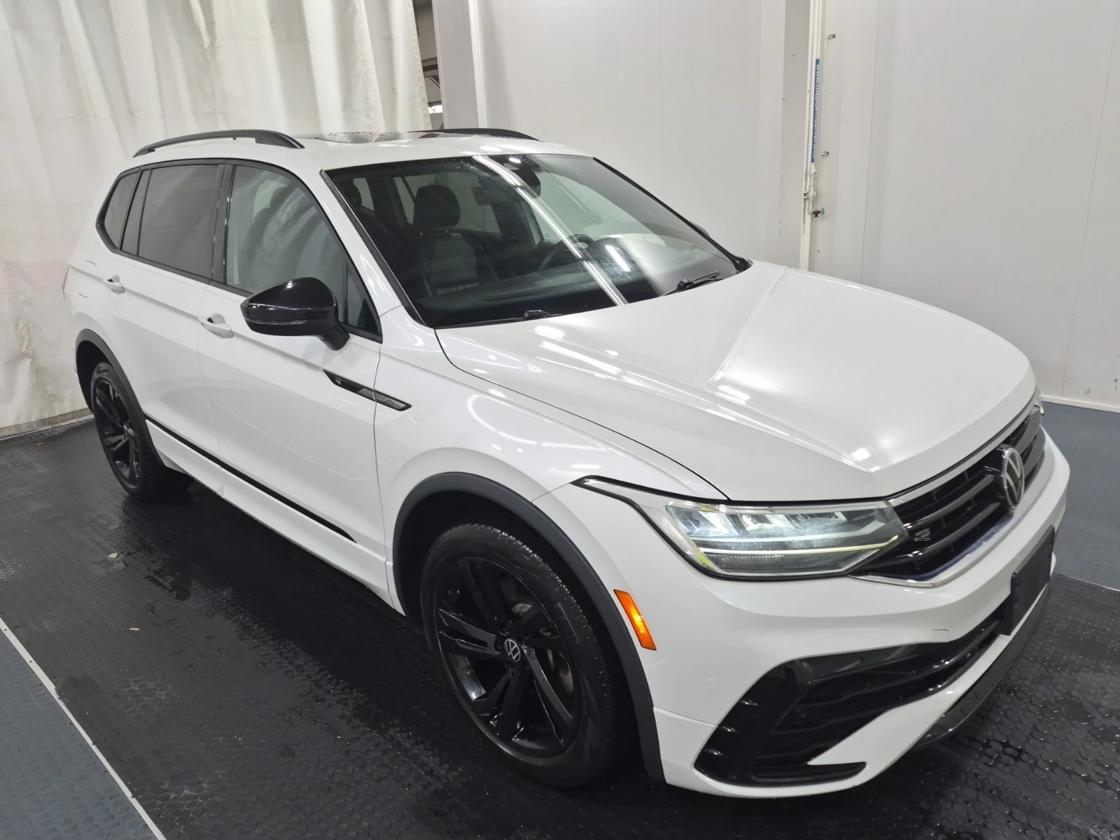 VW Tiguan * Comfortline R Line Black Edition * CARFAX * , снимка 3 - Автомобили и джипове - 56062863