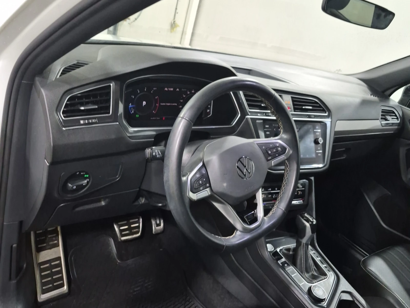 VW Tiguan * Comfortline R Line Black Edition * CARFAX * , снимка 11 - Автомобили и джипове - 56062863