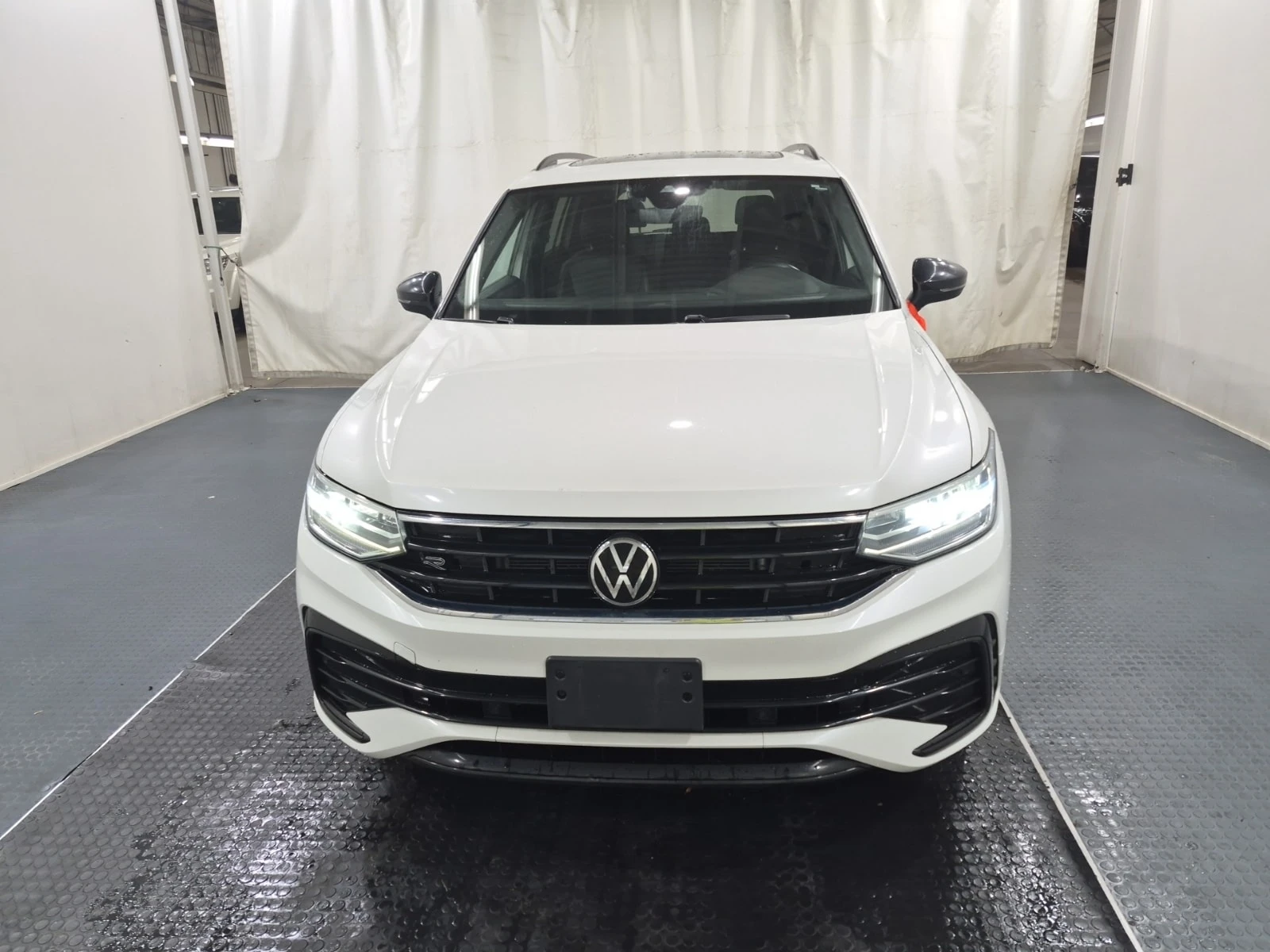VW Tiguan * Comfortline R Line Black Edition * CARFAX * , снимка 6 - Автомобили и джипове - 56062863