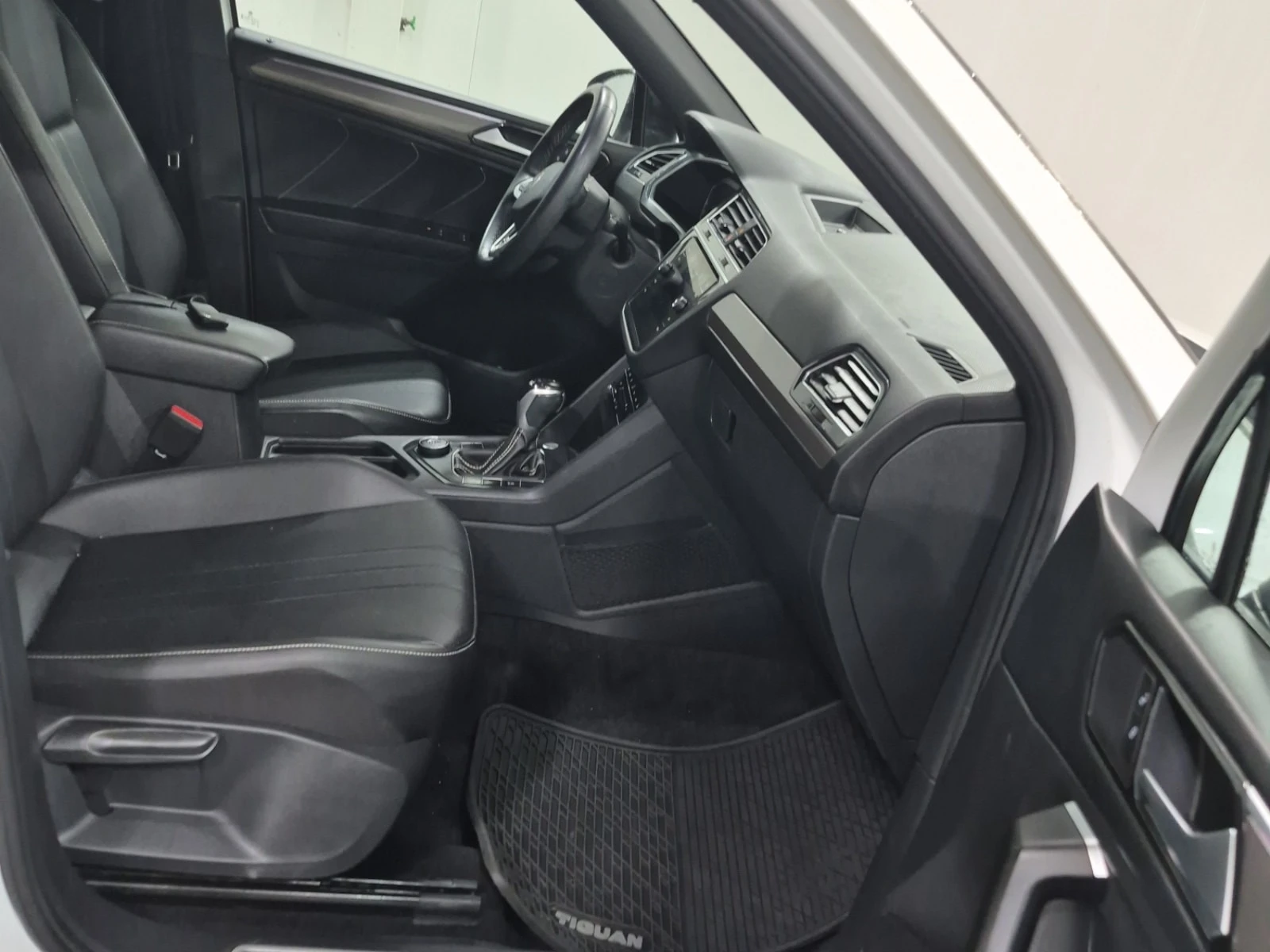VW Tiguan * Comfortline R Line Black Edition * CARFAX * , снимка 12 - Автомобили и джипове - 56062863