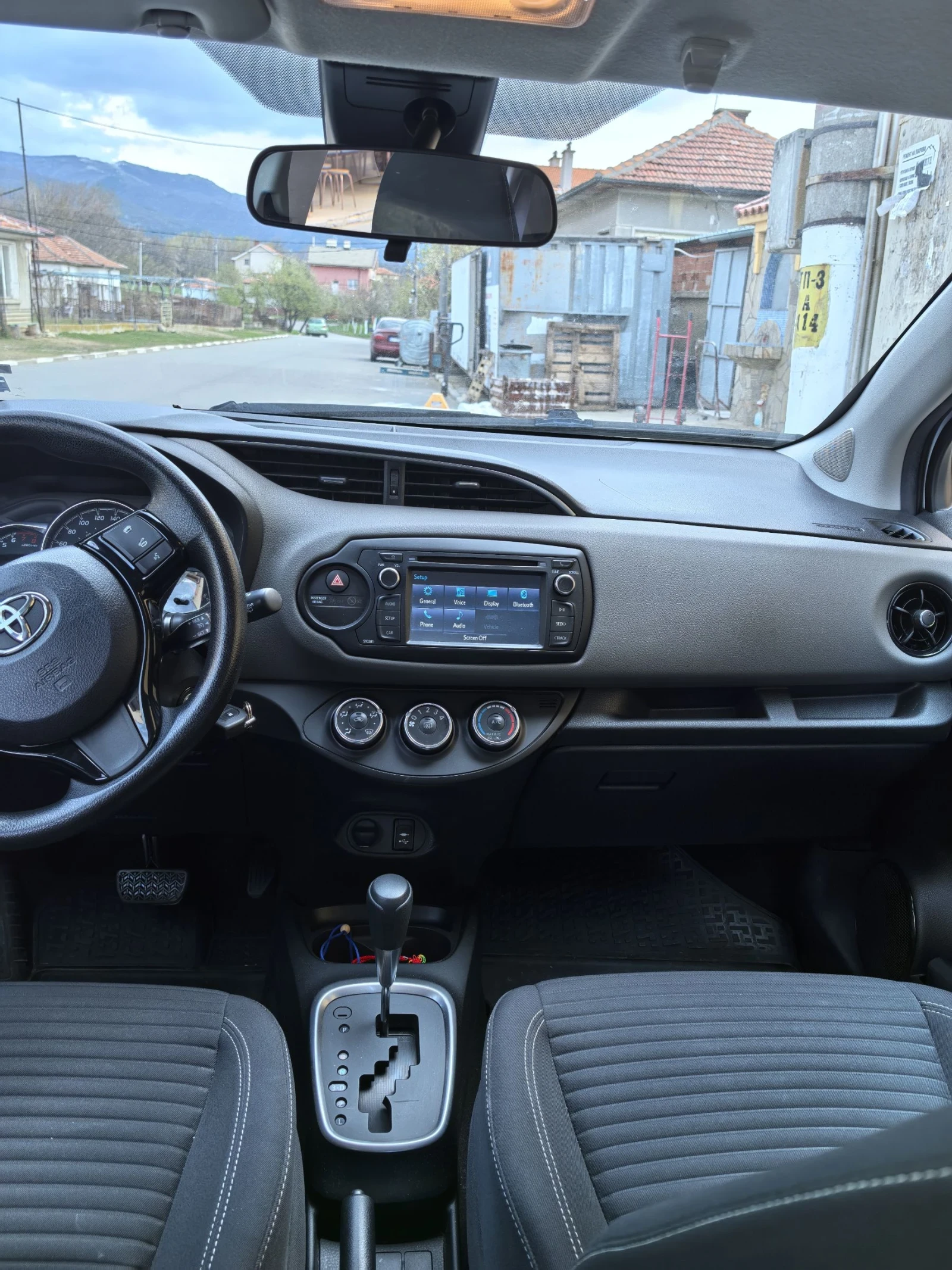 Toyota Yaris LE - изображение 7
