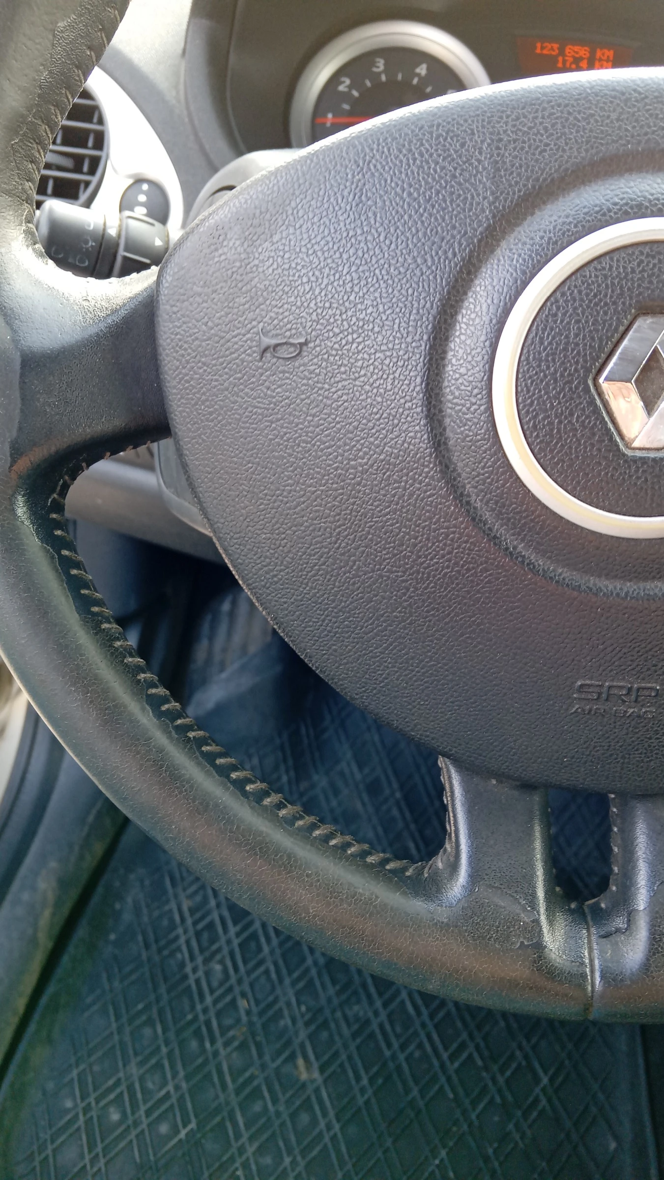 Renault Clio 1.2 бензин КЛИМАТИК - изображение 2