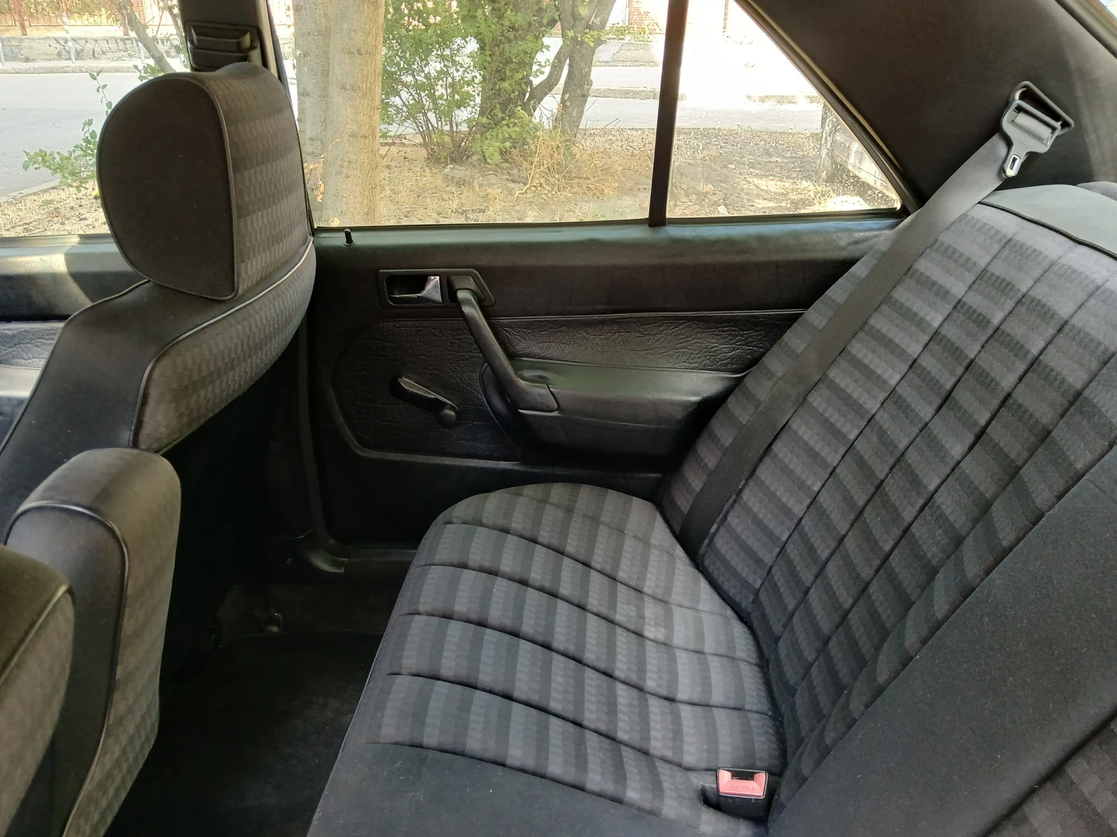 Mercedes-Benz 190, снимка 11 - Автомобили и джипове - 56480871