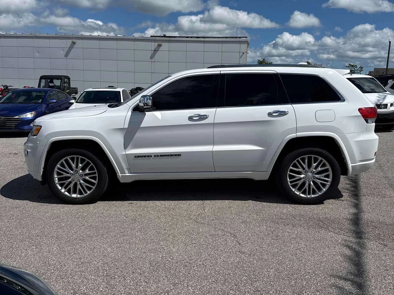 Jeep Grand cherokee * Overland * CARFAX * ОПЦИЯ ЗА ФИНАНСИРАНЕ , снимка 2 - Автомобили и джипове - 55433591