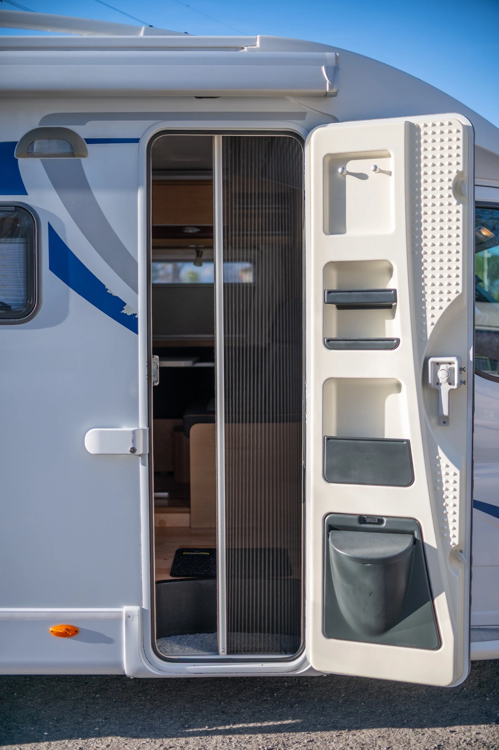 Кемпер Dethleffs ADVANTAGE T5841, снимка 15 - Каравани и кемпери - 54259931