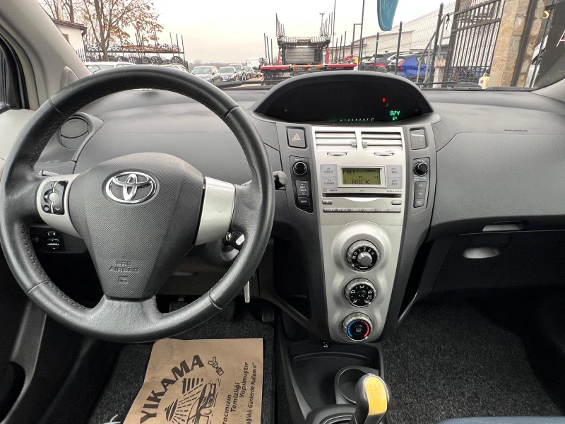 Toyota Yaris 1.0I, снимка 14 - Автомобили и джипове - 47942240