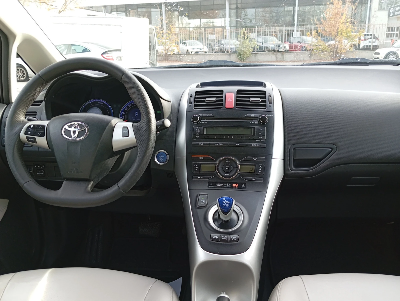 Toyota Auris 1.8 hibrid - изображение 9