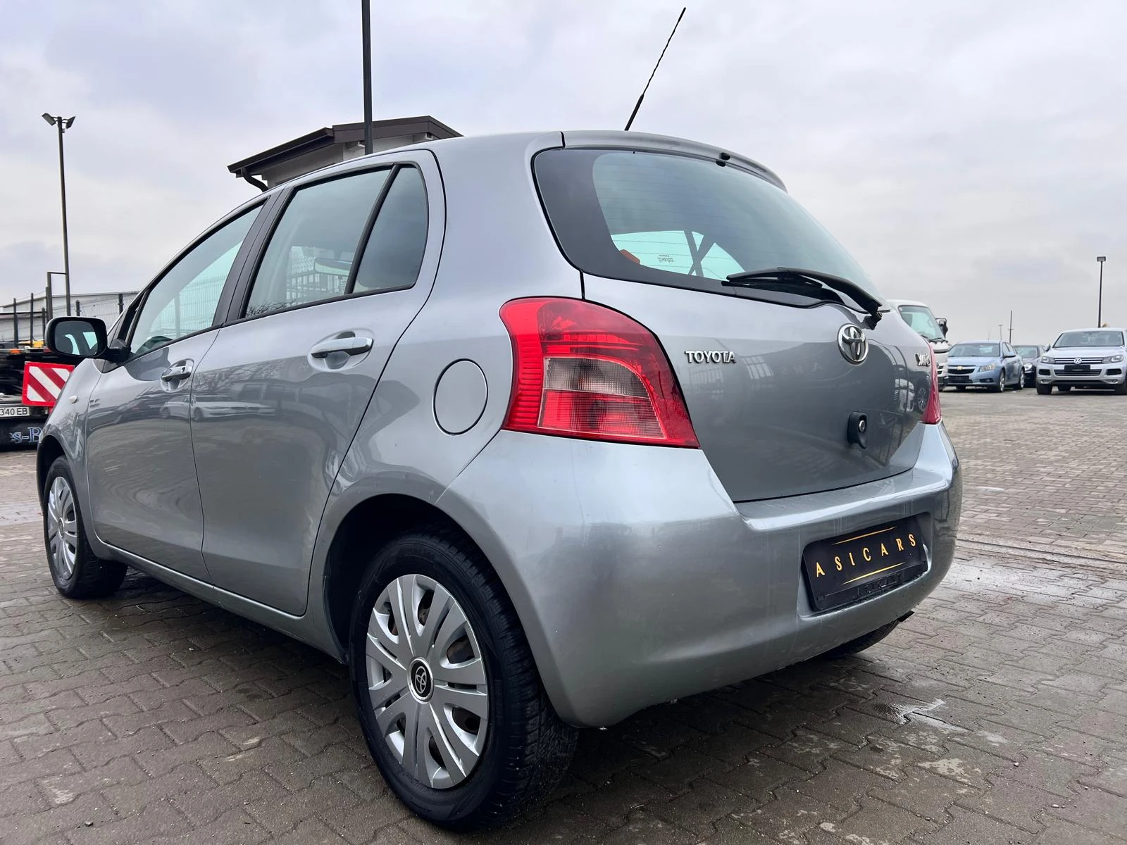 Toyota Yaris 1.0I - изображение 3