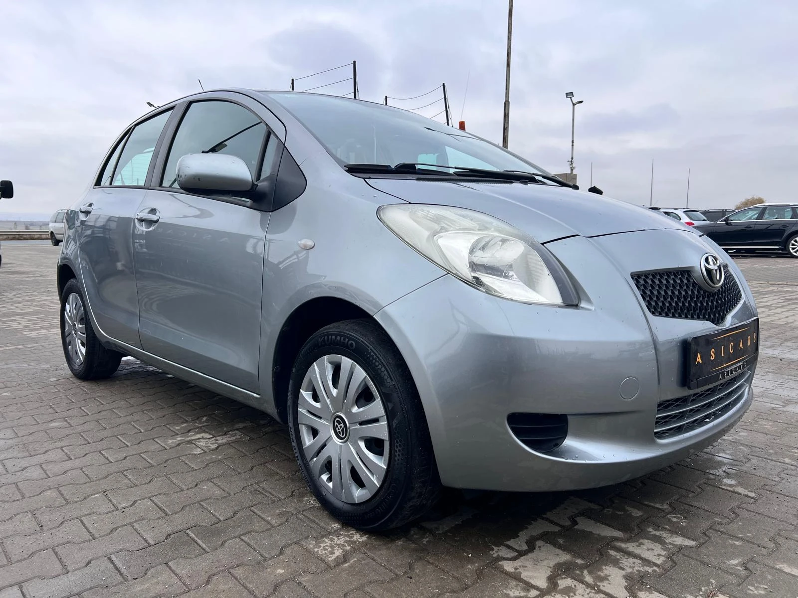 Toyota Yaris 1.0I - изображение 7