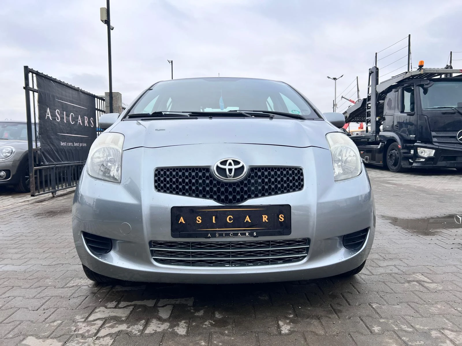 Toyota Yaris 1.0I - изображение 8