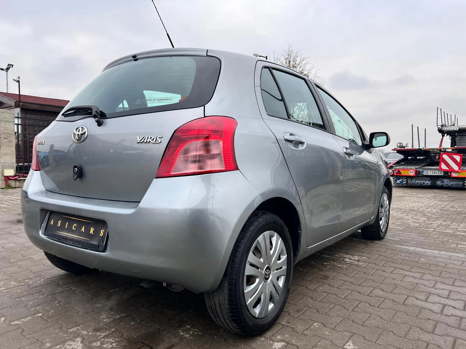 Toyota Yaris 1.0I - изображение 5