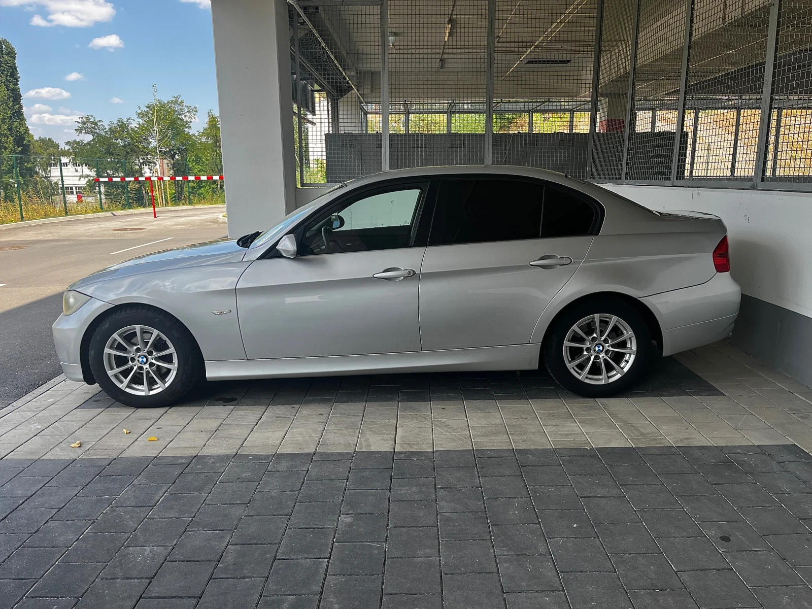 BMW 318 2.0i 129к.с. - изображение 3