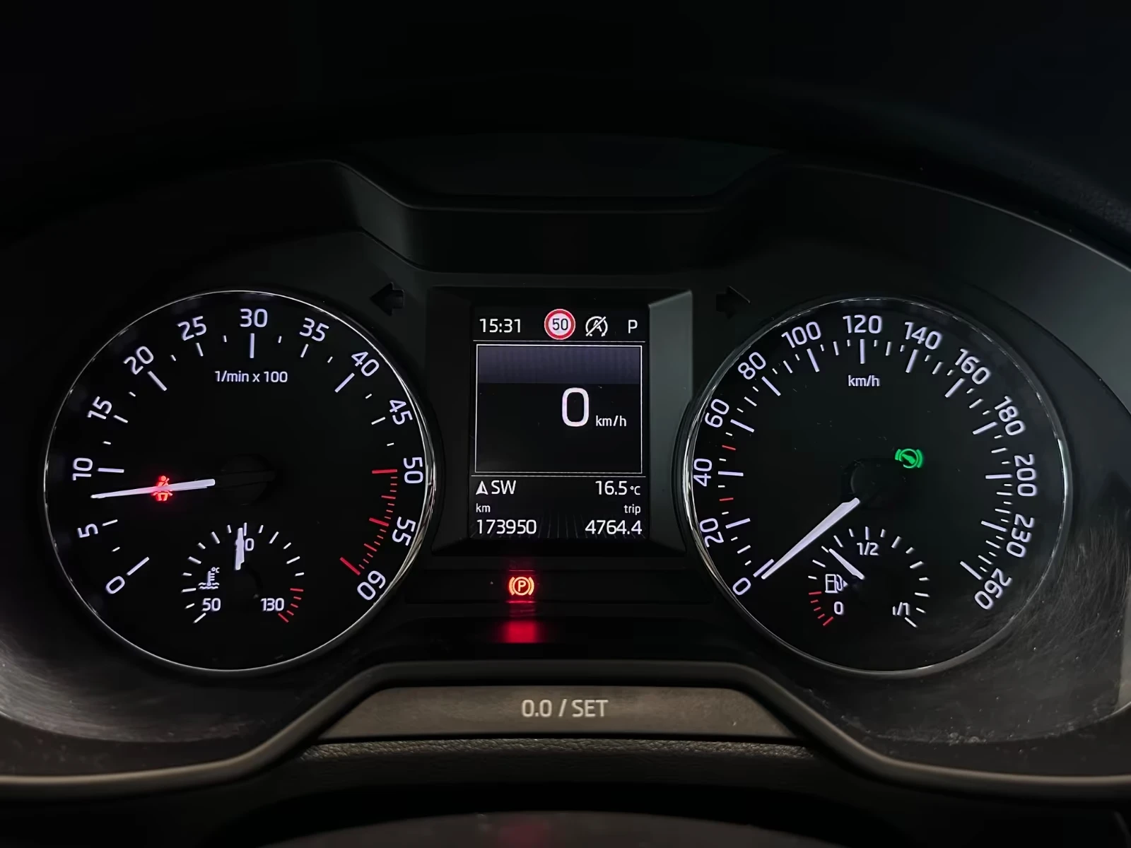 Skoda Octavia 2.0TDI/DSG/150кс| NAVI| CARPLAY| BI-XENON| LANE AS, снимка 12 - Автомобили и джипове - 54869582