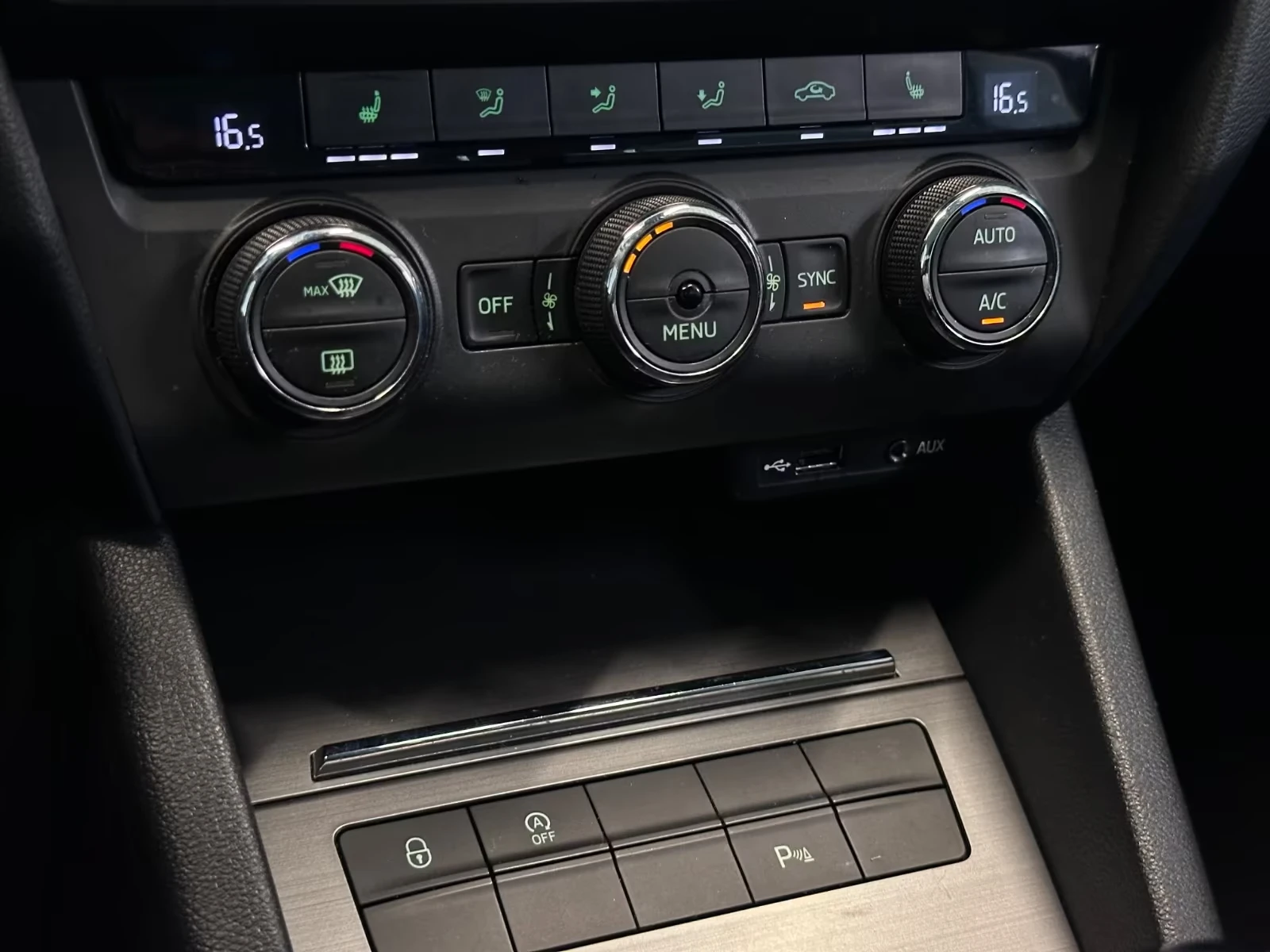 Skoda Octavia 2.0TDI/DSG/150кс| NAVI| CARPLAY| BI-XENON| LANE AS, снимка 16 - Автомобили и джипове - 54869582